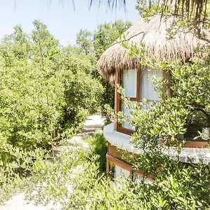 Отель Mamasan Treehouses &, Тулум